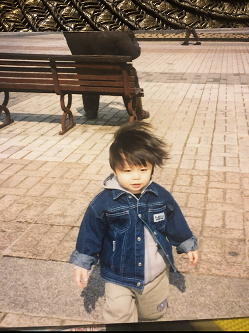 歩き始めた1歳頃の写真。この少し前に血友病と診断されました