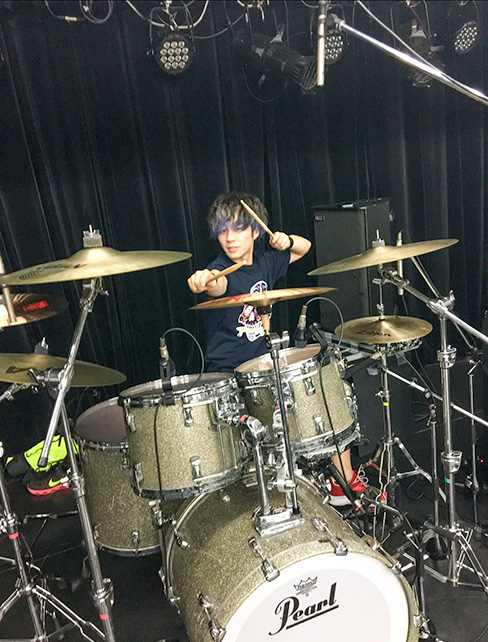 実はその後、バンド活動も始めてドラムを担当。これは20歳頃にライブスタジオで撮影した写真