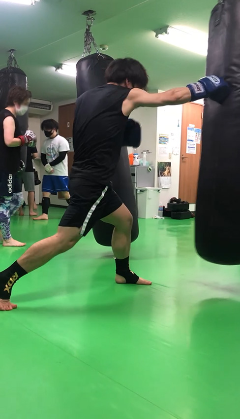 ダイエットの一環として始めたキックボクシング。今もジムに通っています。滑り止めと足首の保護のために、サポーターを両足に着けてトレーニングしています